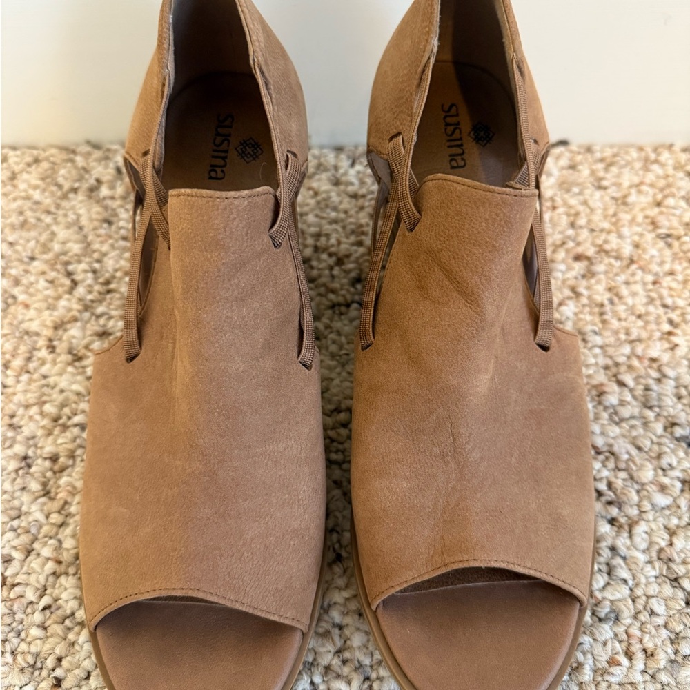 Susina Women's Tan Peep-Toe Shoes